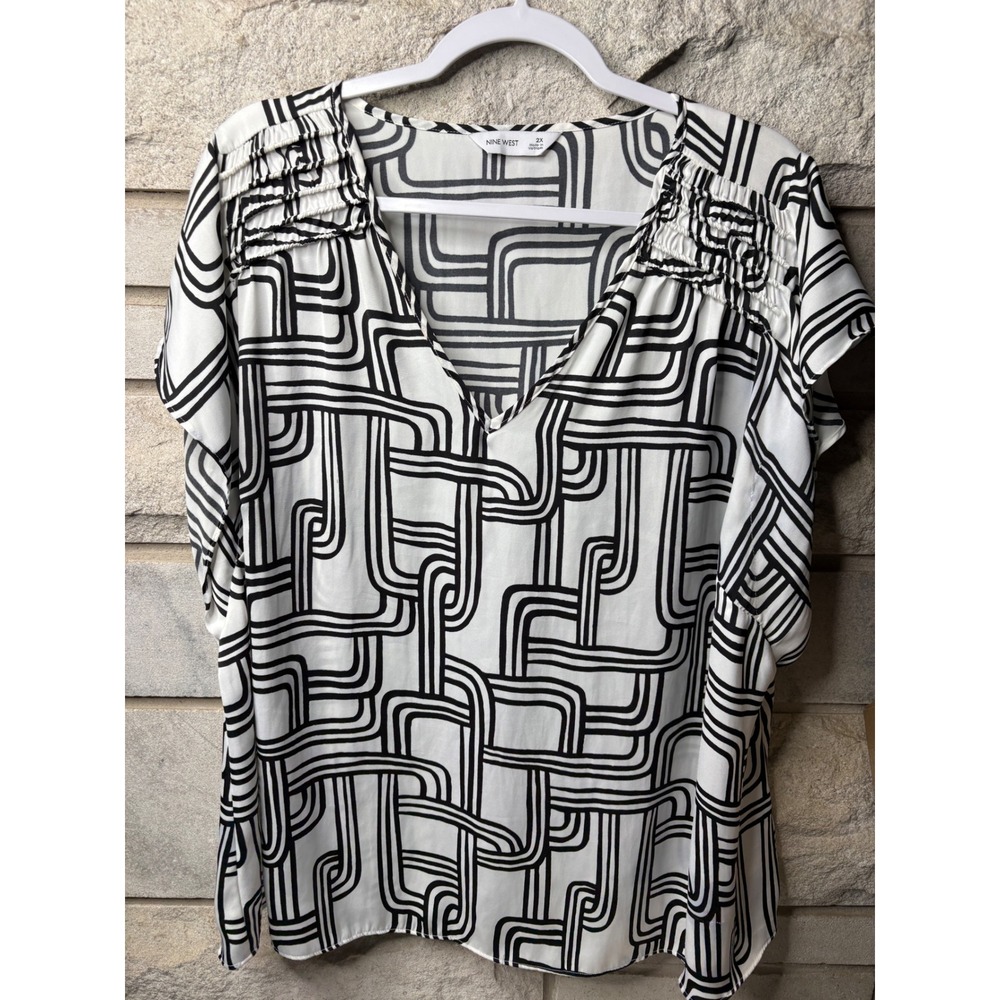 Nine West‎ Womens 2X Blouse Black White Geometric Smocked V-Neck Cap Sleeve Top